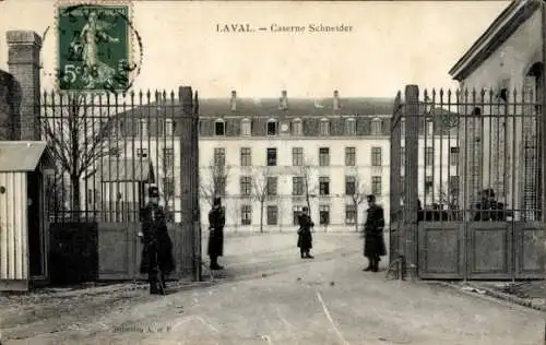 Ak Laval Mayenne, Caserne Schneider, Tor mit Wachen, Gebäude im Hintergrund