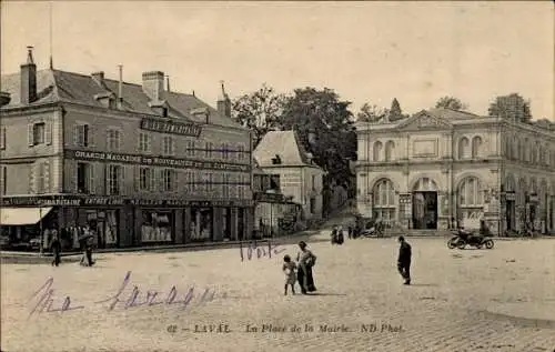 Ak Laval Mayenne,  Place de la Mairie, Gebäude, Verkehr, Kinder