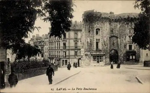 Ak Laval Mayenne, La Porte Beucheresse,  Gebäude, Menschen auf der Straße