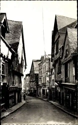 Ak Laval Mayenne, Altstadtstraße, alte Häuser, schwarz-weiß Fotografie