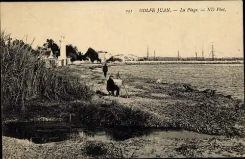 Ak Golfe Juan Alpes Maritimes , Strandansicht, Maler mit Staffelei, ruhige Küstenlandschaft