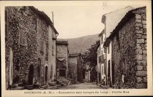 Ak Gourdon Alpes Maritimes, Alte Rue,  Gebäude, ländliche Szenerie