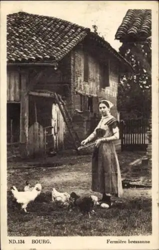 Ak Bourg en Bresse Ain, Frau mit Hühnern, Bauernhof, ländliche Szene,  Fotografie