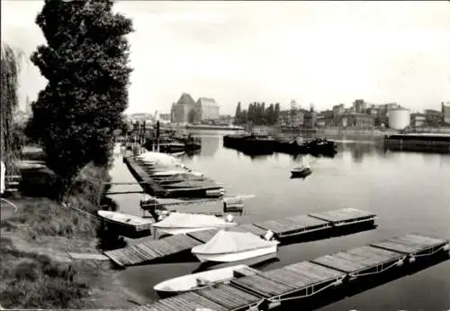 Ak Wittenberge an der Elbe Prignitz, Hafen mit Bootsanleger, Boote, Wasser, Industrie im Hintergr