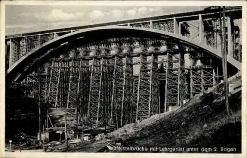 Ak Hermsdorf in Thüringen, Teufelstalbrücke mit Lehrgerüst unter dem 2. Bogen