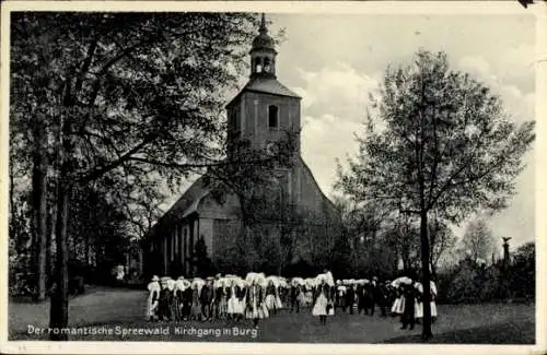 Ak Burg Spreewald, Frauen in Trachten vor der Kirche