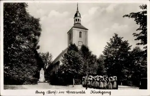 Ak Burg im Spreewald, Kirchgang