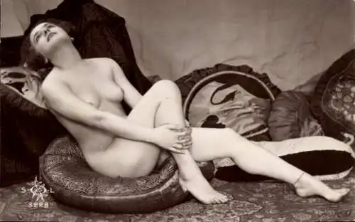 Ak Frauenakt, sitzende nackte Frau, Busen