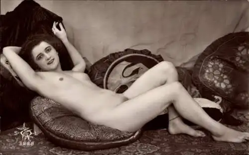 Ak Frauenakt, liegende nackte Frau, Busen