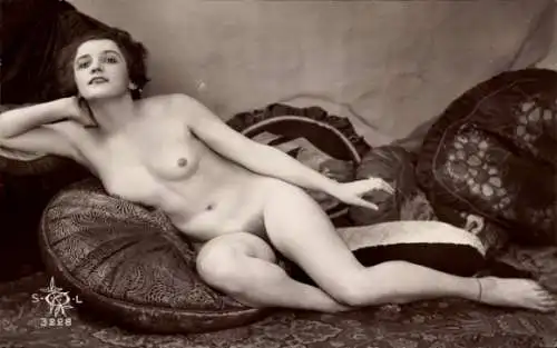 Ak Frauenakt, auf Kissen liegend