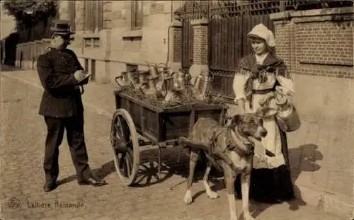 Ak Laitiere flamande, Milchmädchen mit Hundekarren, Polizist