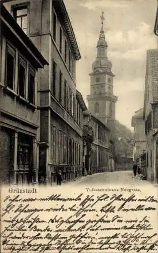 Ak Grünstadt an der Weinstraße Pfalz, Fassade mit alten Häusern, Uhrenturm, Straßenansicht, r Cha