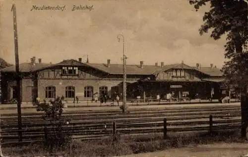 Ak Neudietendorf in Thüringen, Bahnhof   Architektur, Personen auf Bahnsteig