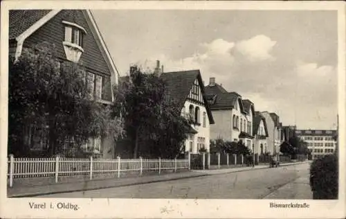 Ak Varel in Oldenburg Jadebusen, Bismarckstraße, Häuser, Zäune, Wolken, Straße