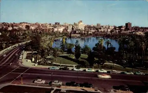 Ak Los Angeles Kalifornien USA, MacArthur Park, großer See, Boote, Stadtansicht, 1940er Jahre, 