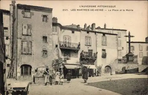 CPA Les Martres de Veyre Puy de Dôme, La Place et la Mairie