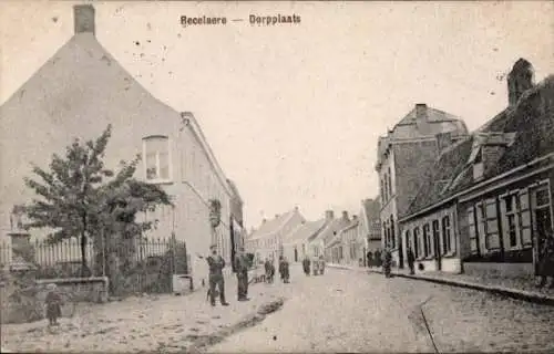 Ak Becelaere Zonnebeke Zonnebecke Westflandern, Dorfplatz, Straße mit Häusern, Menschen auf der S