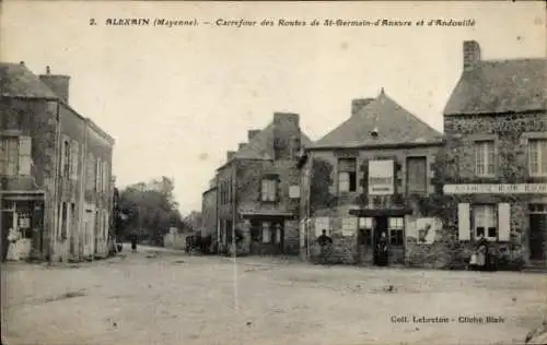 Ak Alexain Montgiroux Mayenne, Zwei alte Gebäude, Straßenkreuzung, Schwarz-Weiß-Foto