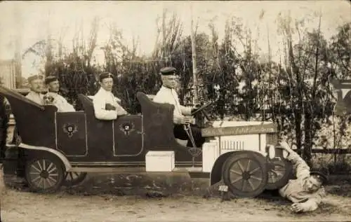 Foto Ak Munster, Truppenübungsplatz Munsterlager, Deutsche Soldaten in Uniform im Automobil