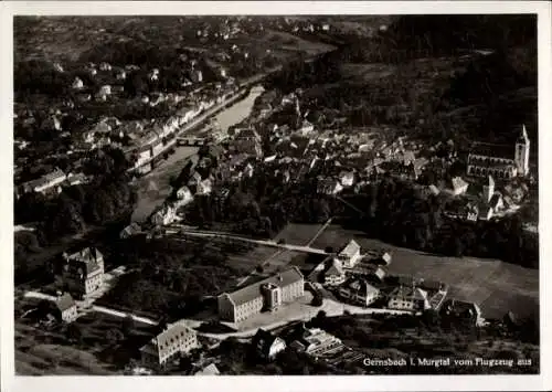 Ak Gernsbach im Murgtal Schwarzwald, Luftaufnahme, Murg, Wohngebäude, Kirche, Fluss