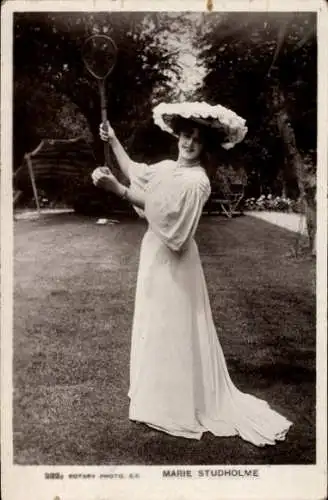 Ak Schauspielerin Miss Marie Studholme, Standportrait, Tennisschläger