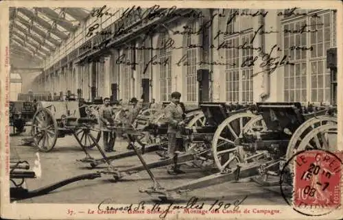 Ak Le Creusot Saône et Loire, Usines Schneider, Munitionsfabrik, davor Soldaten und Kanonen
