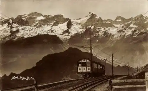 Ak Rigi Staffel Kanton Schwyz, Zug der Arth-Rigi-Bahn fährt an einem Berghang entlang. Im Hint...