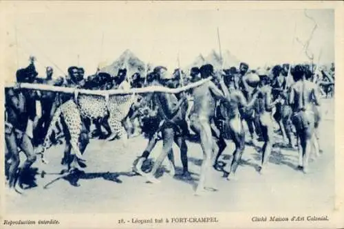 Ak Oubangui Chari Ubangi Shari Zentralafrikanische Republik, Jäger mit erlegtem Leopard