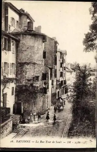 Ak Bayonne Pyrénées Atlantiques, Rue Tour de Sault