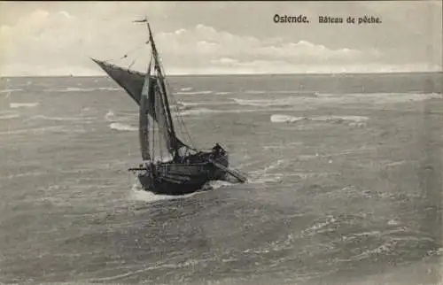 Ak Oostende Ostende Westflandern, Ein schwarz-weiß Foto eines kleinen Segelbootes auf hoher Se...