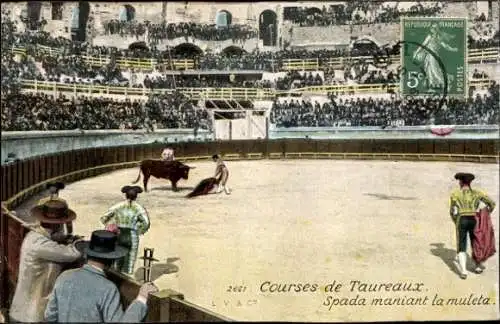 Ak Córdoba Andalusien Spanien, Stierkampfarena mit Zuschauern, Torero mit rotem Umhang und Degen