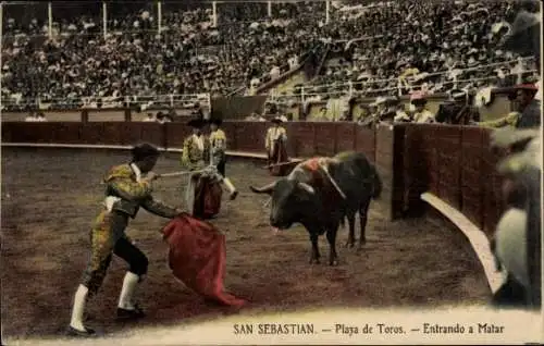Ak Donostia San Sebastian Baskenland, Stierkampfarena, Publikum, Torero und Stier