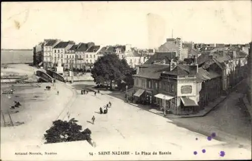 CPA Saint-Nazaire Loire Atlantique, La Place du Bassin