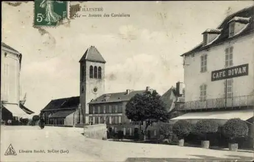 Ak Gourdon Alpes Maritimes, Historische Ansicht, Uhrenturm, Café Divan, Avenue des Cordeliers