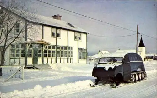 Ak Ontario Kanada, Schneemobil am Hauptgebäude