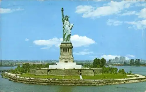Ak New York City USA, Freiheitsstatue, Statue of Liberty, grüner Park, blauer Himmel