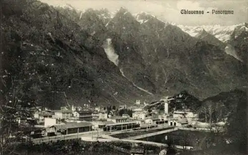 Ak Chiavenna Lombardia, Panorama von  Berge, Stadtansicht