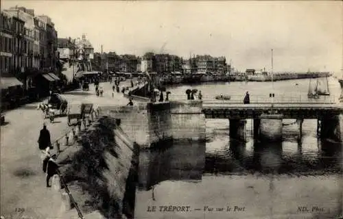 Ak Le Tréport Seine Maritime, Historische Hafenansicht, Schiffe, Gebäude, Brücke, Menschen