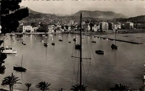 Ak Sanary sur Mer Var, Panoramablick auf Hafen, viele Boote, Küstenarchitektur, Berge im Hintergr