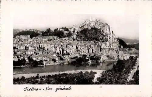 Ak Sisteron Alpes de Haute Provence, Schöne Berglandschaft,  Stadt, Fluss, Schwarz-Weiß-Foto