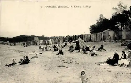 Ak Carantec Finistère, Strand von  Menschen am Strand, Strandhäuschen