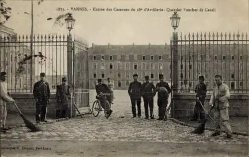 Ak Vannes Morbihan, Eintritt zu einer Kaserne, Soldaten, Radfahrer, Besen, Altbau