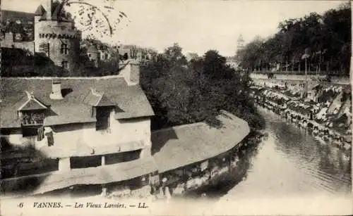 Ak Vannes Morbihan, Vorderseite zeigt alte Waschhäuser, Fluss, Bäume,  Architektur
