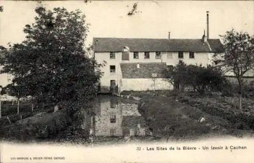 Ak Cachan Val de Marne, Waschhaus an der Bièvre, Gebäude, Wasser, Vegetation