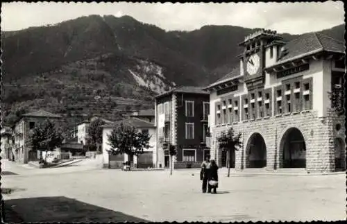 Ak Roquebillière Alpes Maritimes, Markanter Uhrenturm, Berglandschaft, alte Gebäude, Menschen auf