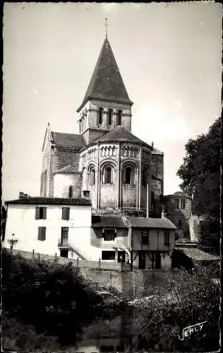 Ak Mareuil sur le Lay Vendée, Kirche, romanischer Stil, Baujahr 12. Jahrhundert, Lage am Fluss La