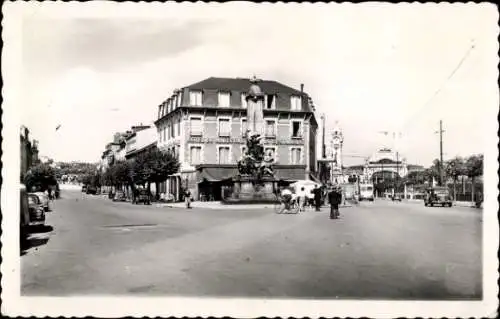Ak Limoges Haute Vienne, Hotel et place Jourdan, Stadtansicht, Brunnen,  Architektur
