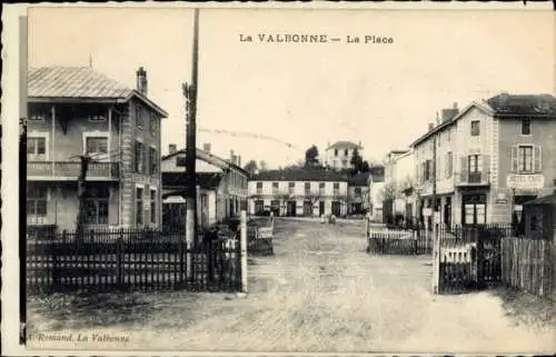 Ak La Valbonne Ain, Schwarzwaldstraße, Platz, Hotel Café, spätwinterliche Szenerie