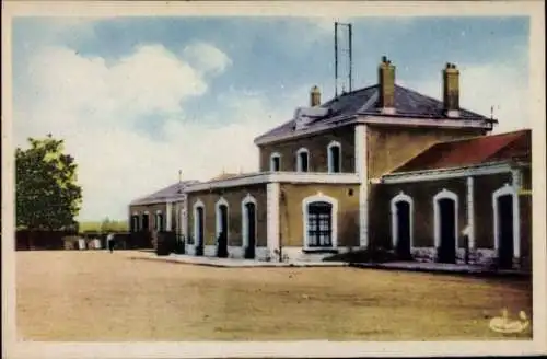 Ak La Châtre Indre, Bahnhof  stilvolle Architektur, ruhige Straße, grüne Bäume
