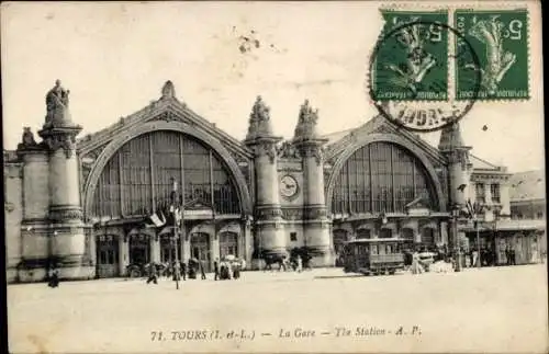 Ak Tours Indre et Loire, Bahnhof,  Architektur, Menschenmenge, Schilder, Tram
